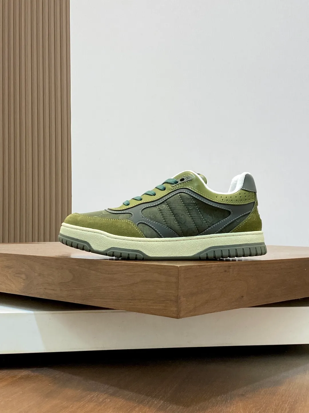 Men's Shoes 💰660 𝐆𝐮𝐜𝐜𝐢 𝐑𝐞-𝐖𝐞𝐛 As the first sneaker created by Sabato De Sarno for Gucci, the Re-Web series reinterprets the brand's classic stripes and sets off the modern silhouette design with bold and unique details. These shoes are crafted from white leather. This new sneaker is ingeniously decorated with many of the brand's classic details, and is equipped with a bright red and green webbing tongue, which will make people fall in love at first sight. White leather treated with a special process for softness and luster, with an embossed grainy texture. Script Gucci logo and interlocking G web label with Interlocking G and script Gucci logo. Rubber outsole with interlocking G detail eyelets. Web tongue. Size: 39-44 (customized for sizes 38 and 45)